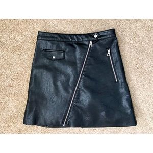 FINAL SALE NWOT H&M Faux Leather Skater Skirt